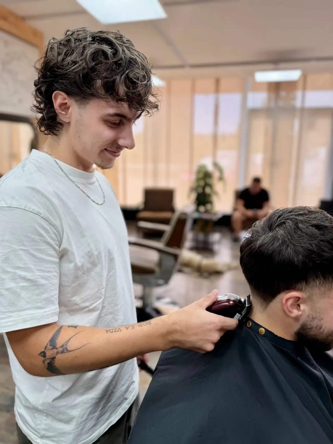 Dorian réalise une coupe dans le salon