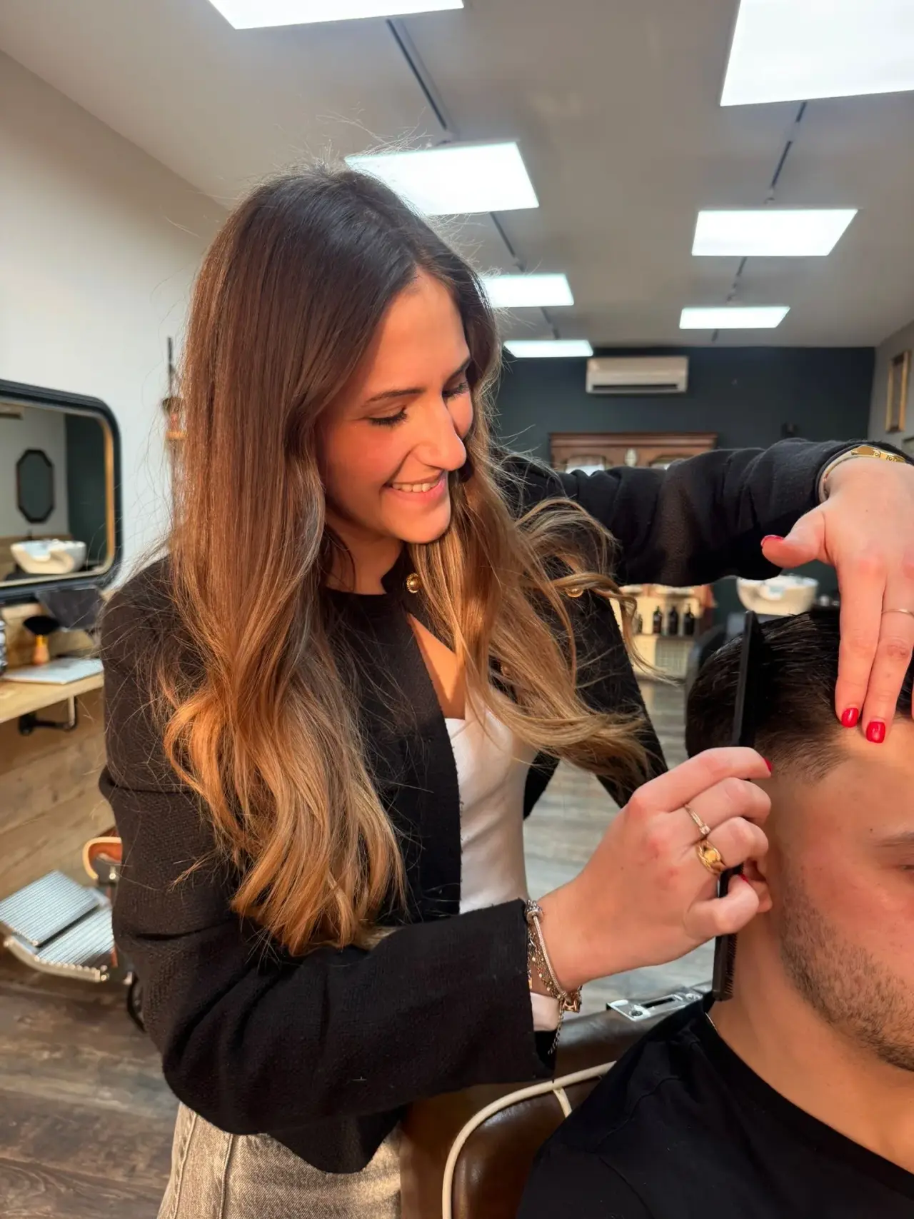 Sarah réalise une coupe avec précision