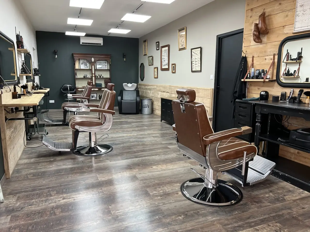 Intérieur de L'Atelier Gantier et ses fauteuils de barbier